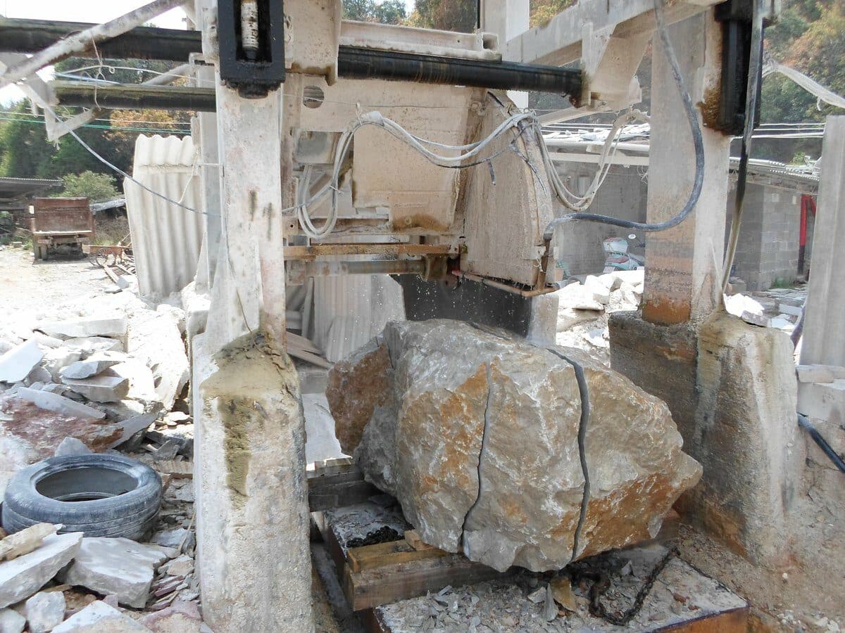 石锅王工厂实拍切割成型