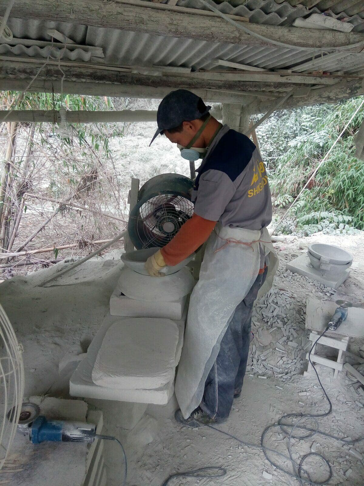 石锅王工厂手工打磨石锅